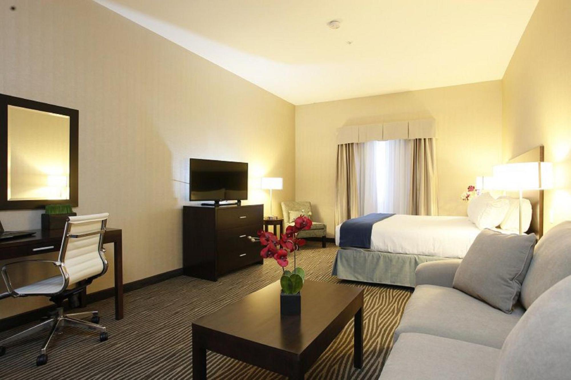 Holiday Inn Express Fort St John By Ihg Fort St. John Bagian luar foto