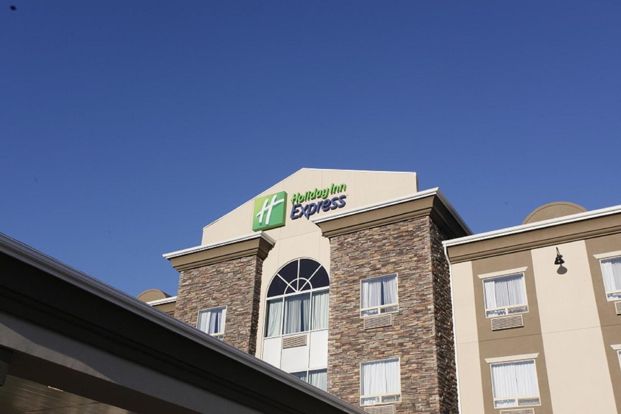 Holiday Inn Express Fort St John By Ihg Fort St. John Bagian luar foto