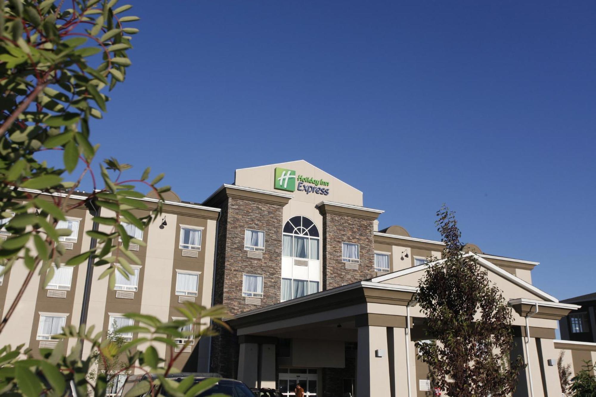 Holiday Inn Express Fort St John By Ihg Fort St. John Bagian luar foto